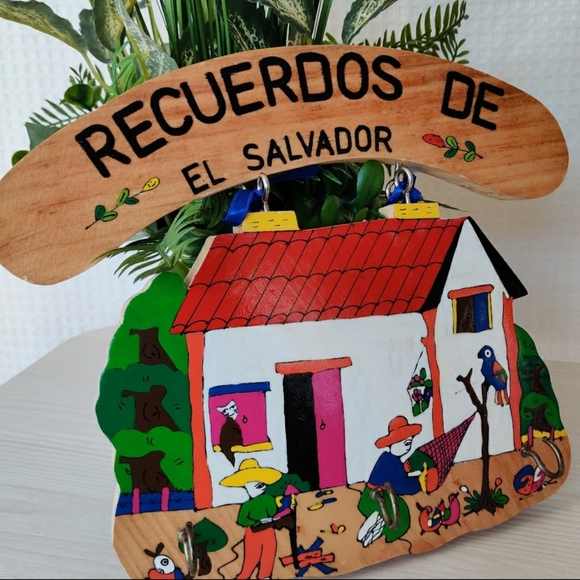 Artesian Wood Key Holder "Recuerdos De El Salvador"(Memories of El Salvador) - Picture 3 of 4